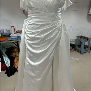 White Sweetheart Sleeveless Wedding Gown